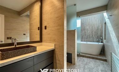 Casa en arriendo de 5 dorm. en Las Condes