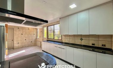 Casa en arriendo de 5 dorm. en Las Condes