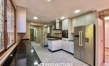 Casa en arriendo de 5 dorm. en Las Condes