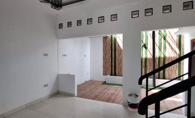 Jual Rumah 2 lantai dekat kampus UGM dalam perumahan di jl monjali Ngaglik Sleman Yogyakarta