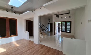 Jual Rumah 2 lantai dekat kampus UGM dalam perumahan di jl monjali Ngaglik Sleman Yogyakarta