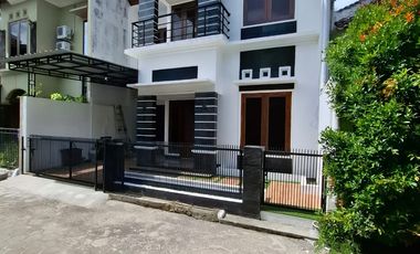 Jual Rumah 2 lantai dekat kampus UGM dalam perumahan di jl monjali Ngaglik Sleman Yogyakarta