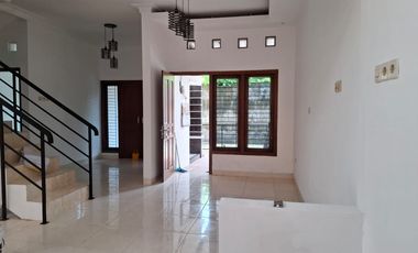 Jual Rumah 2 lantai dekat kampus UGM dalam perumahan di jl monjali Ngaglik Sleman Yogyakarta