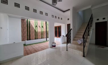 Jual Rumah 2 lantai dekat kampus UGM dalam perumahan di jl monjali Ngaglik Sleman Yogyakarta