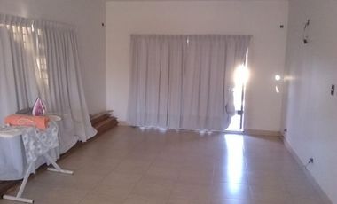 casa en 2 plantas,con gran parque al fondo