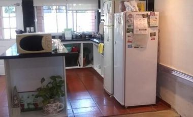 casa en 2 plantas,con gran parque al fondo