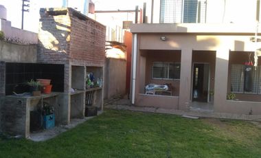 casa en 2 plantas,con gran parque al fondo