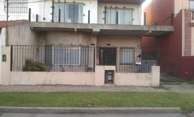 casa en 2 plantas,con gran parque al fondo