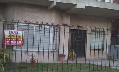 casa en 2 plantas,con gran parque al fondo