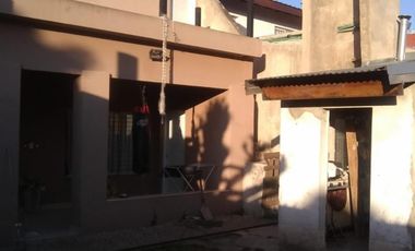 casa en 2 plantas,con gran parque al fondo