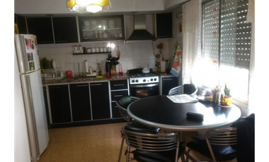 ***RETASADO****PH AL FRENTE EN PRIMER PISO CON BALCÓN