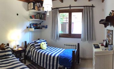 CASA 4 AMBIENTES CON EXCELENTE UBICACIÓN