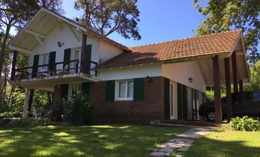 CASA 4 AMBIENTES CON EXCELENTE UBICACIÓN