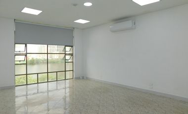 oficina en arriendo/venta en chambacu. Cod A92980