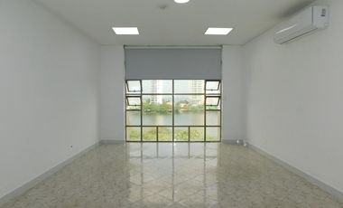 oficina en arriendo/venta en chambacu. Cod A92980