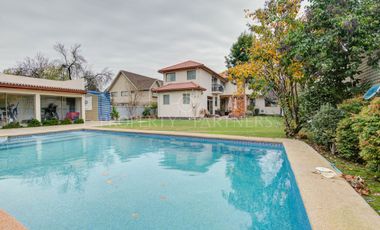 Se vende casa en cercanías metro rojas Magallanescon un gran terreno, pisci