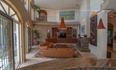 Casa de lujo en Venta en Ajijic con Alberca y Terraza con vista a la laguna