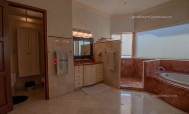 Casa de lujo en Venta en Ajijic con Alberca y Terraza con vista a la laguna