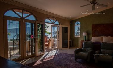 Casa de lujo en Venta en Ajijic con Alberca y Terraza con vista a la laguna