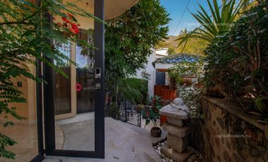 Casa de lujo en Venta en Ajijic con Alberca y Terraza con vista a la laguna