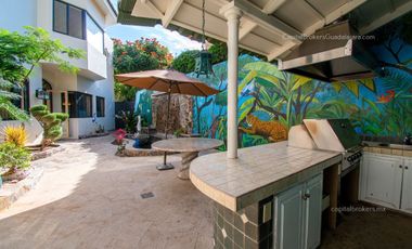 Casa de lujo en Venta en Ajijic con Alberca y Terraza con vista a la laguna