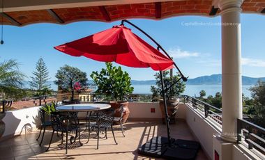 Casa de lujo en Venta en Ajijic con Alberca y Terraza con vista a la laguna