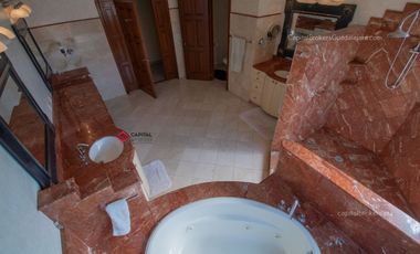 Casa de lujo en Venta en Ajijic con Alberca y Terraza con vista a la laguna