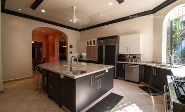 Casa de lujo en Venta en Ajijic con Alberca y Terraza con vista a la laguna