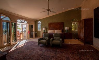 Casa de lujo en Venta en Ajijic con Alberca y Terraza con vista a la laguna