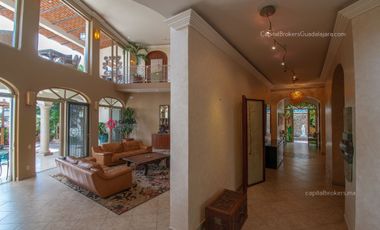 Casa de lujo en Venta en Ajijic con Alberca y Terraza con vista a la laguna