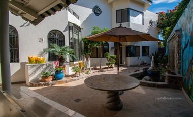 Casa de lujo en Venta en Ajijic con Alberca y Terraza con vista a la laguna