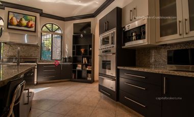 Casa de lujo en Venta en Ajijic con Alberca y Terraza con vista a la laguna