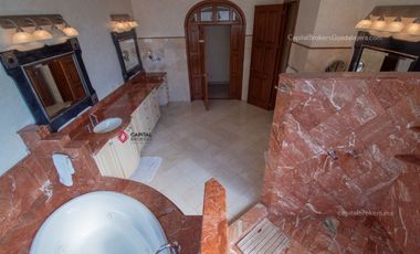 Casa de lujo en Venta en Ajijic con Alberca y Terraza con vista a la laguna