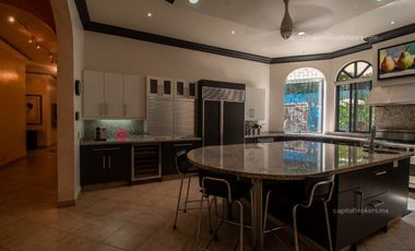 Casa de lujo en Venta en Ajijic con Alberca y Terraza con vista a la laguna