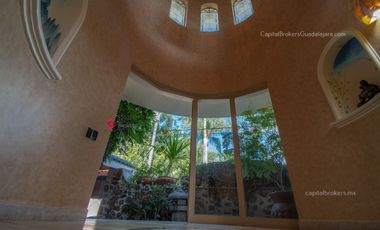 Casa de lujo en Venta en Ajijic con Alberca y Terraza con vista a la laguna