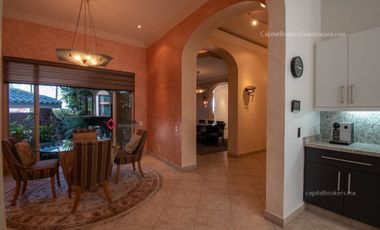 Casa de lujo en Venta en Ajijic con Alberca y Terraza con vista a la laguna