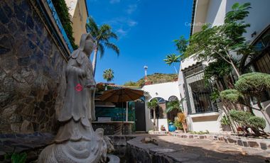 Casa de lujo en Venta en Ajijic con Alberca y Terraza con vista a la laguna