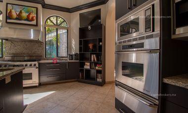 Casa de lujo en Venta en Ajijic con Alberca y Terraza con vista a la laguna