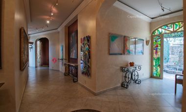 Casa de lujo en Venta en Ajijic con Alberca y Terraza con vista a la laguna