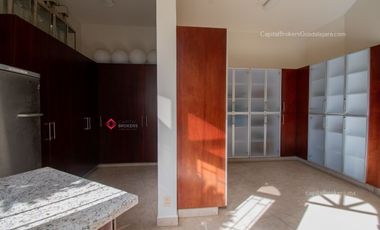 Casa de lujo en Venta en Ajijic con Alberca y Terraza con vista a la laguna