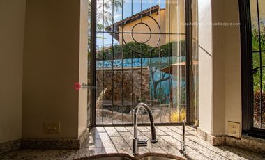 Casa de lujo en Venta en Ajijic con Alberca y Terraza con vista a la laguna