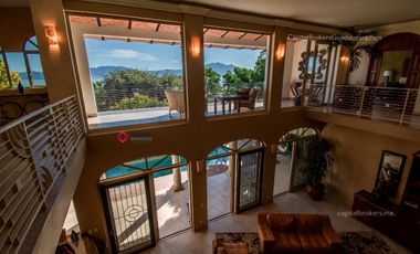 Casa de lujo en Venta en Ajijic con Alberca y Terraza con vista a la laguna