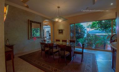 Casa de lujo en Venta en Ajijic con Alberca y Terraza con vista a la laguna