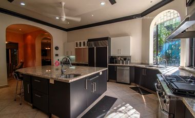 Casa de lujo en Venta en Ajijic con Alberca y Terraza con vista a la laguna