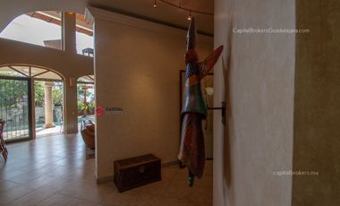 Casa de lujo en Venta en Ajijic con Alberca y Terraza con vista a la laguna