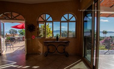 Casa de lujo en Venta en Ajijic con Alberca y Terraza con vista a la laguna