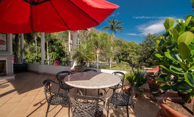 Casa de lujo en Venta en Ajijic con Alberca y Terraza con vista a la laguna