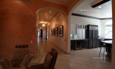 Casa de lujo en Venta en Ajijic con Alberca y Terraza con vista a la laguna