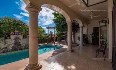 Casa de lujo en Venta en Ajijic con Alberca y Terraza con vista a la laguna