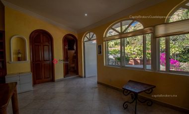 Casa de lujo en Venta en Ajijic con Alberca y Terraza con vista a la laguna